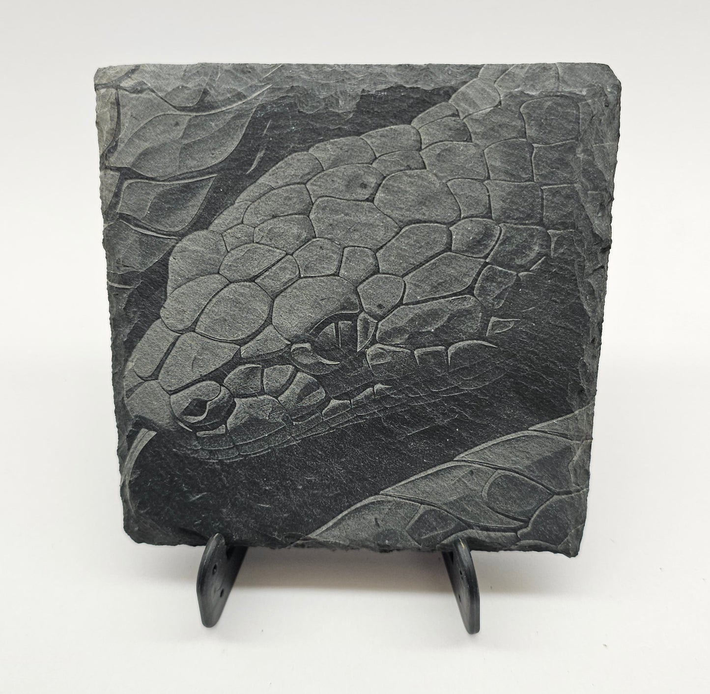 SC_0C SLOTHANA Slate Coaster, vlastní design, 100x100x2,5mm (4″×4″×1") SC_0C